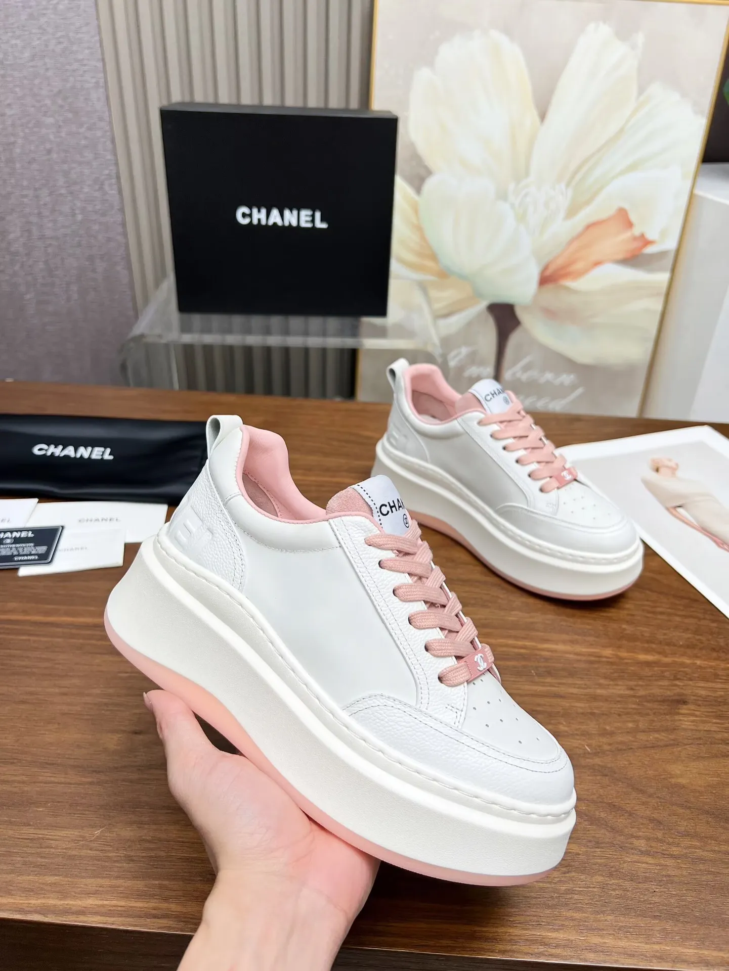 👟👟Ex-factory price 460👟👟 New Chanel panda color white shoes, currently super popular thick-soled shape, very versatile, long and slim legs, super comfortable on the feet, elongating the entire body proportion [strong] Fabric: imported first-layer cowhide🐂 Lining: sheepskin Foot pads: cowhide Code number: 34 to 41 (34 and 41 need to be customized) Packaging: with card, cloth bag Color: black, white, pink